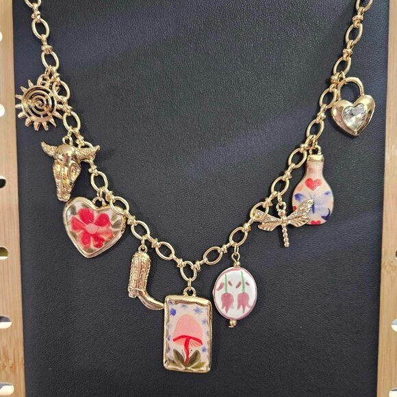 $8 If Bundled! New Beautiful Gold Tone Charm Necklace - Picture 6 of 7